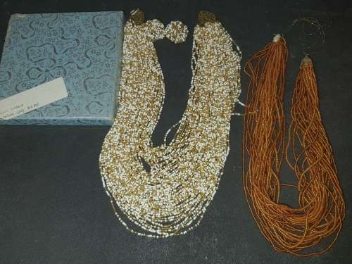 A COLLECTION OF MULTI-STRAND GOLD AND WHITE BEADED NECKLACE WITH MATCHING EARRINGS
