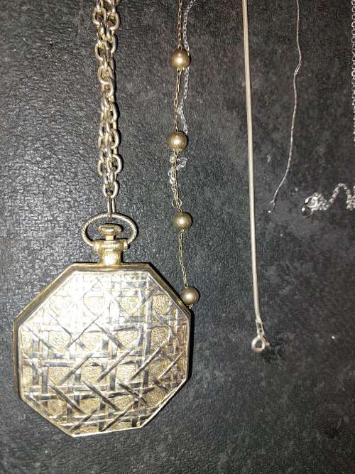 A BULK VINTAGE COLLECTION OF HIGH-QUALITY JADE ICE AND SILVER-PLATED AND GOLD-PLATED JEWELRY