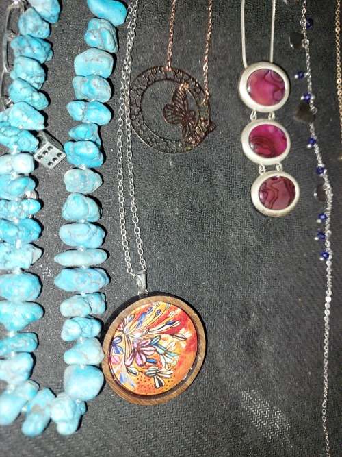 A BULK VINTAGE COLLECTION OF HIGH-QUALITY JADE ICE AND SILVER-PLATED AND GOLD-PLATED JEWELRY