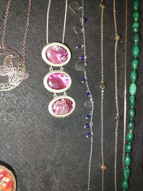 A BULK VINTAGE COLLECTION OF HIGH-QUALITY JADE ICE AND SILVER-PLATED AND GOLD-PLATED JEWELRY