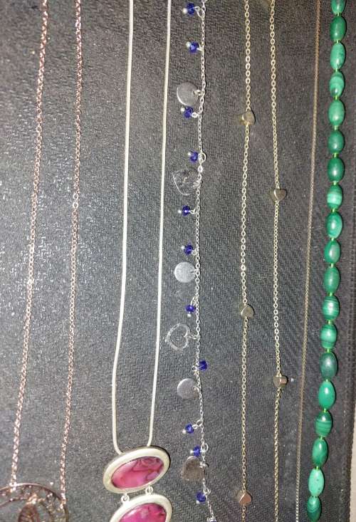 A BULK VINTAGE COLLECTION OF HIGH-QUALITY JADE ICE AND SILVER-PLATED AND GOLD-PLATED JEWELRY
