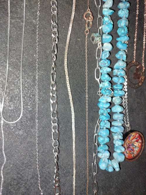 A BULK VINTAGE COLLECTION OF HIGH-QUALITY JADE ICE AND SILVER-PLATED AND GOLD-PLATED JEWELRY
