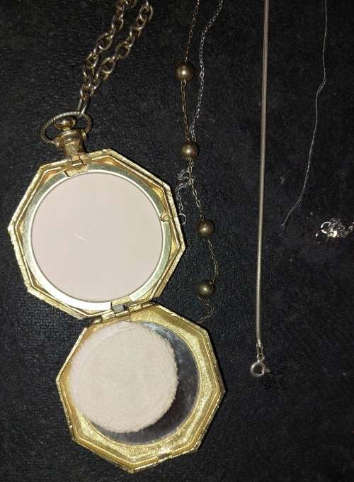 A BULK VINTAGE COLLECTION OF HIGH-QUALITY JADE ICE AND SILVER-PLATED AND GOLD-PLATED JEWELRY