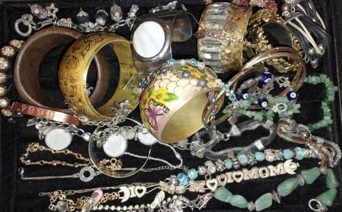 A BULK JOBLOT ANTIQUE AND VINTAGE BANGLES AND BRACELETS SOLD AS IS