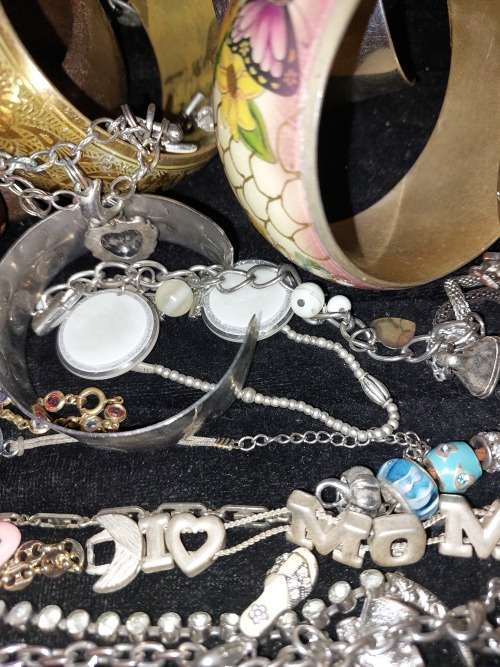 A BULK JOBLOT ANTIQUE AND VINTAGE BANGLES AND BRACELETS SOLD AS IS