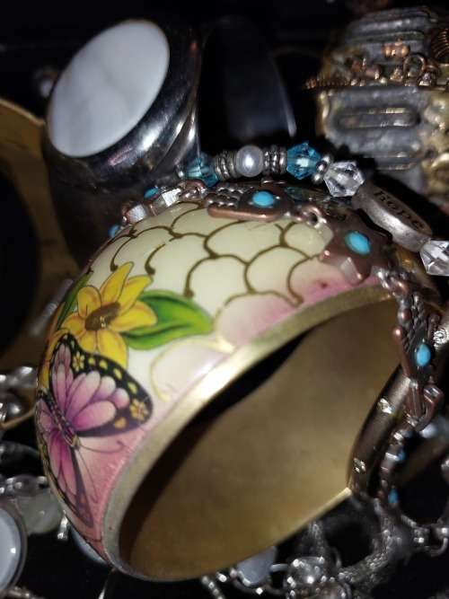 A BULK JOBLOT ANTIQUE AND VINTAGE BANGLES AND BRACELETS SOLD AS IS