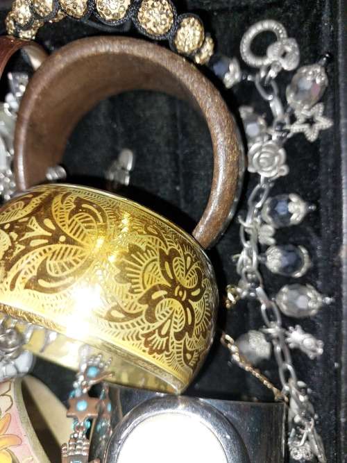 A BULK JOBLOT ANTIQUE AND VINTAGE BANGLES AND BRACELETS SOLD AS IS