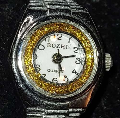 A VINTAGE COLLECTION WOMEN DRESS WATCHES SOLD AS IS NOT TESTED