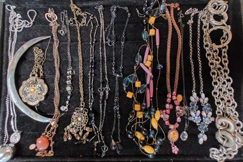 A DISCERNING LADIES QUALITY COLLECTION COSTUME NECKLACES SOLD AS IS