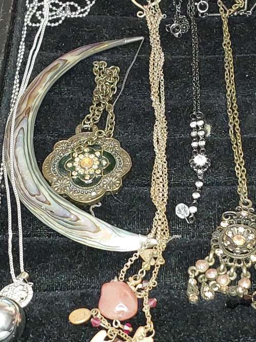 A DISCERNING LADIES QUALITY COLLECTION COSTUME NECKLACES SOLD AS IS