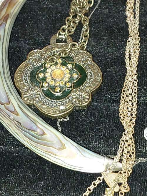 A DISCERNING LADIES QUALITY COLLECTION COSTUME NECKLACES SOLD AS IS