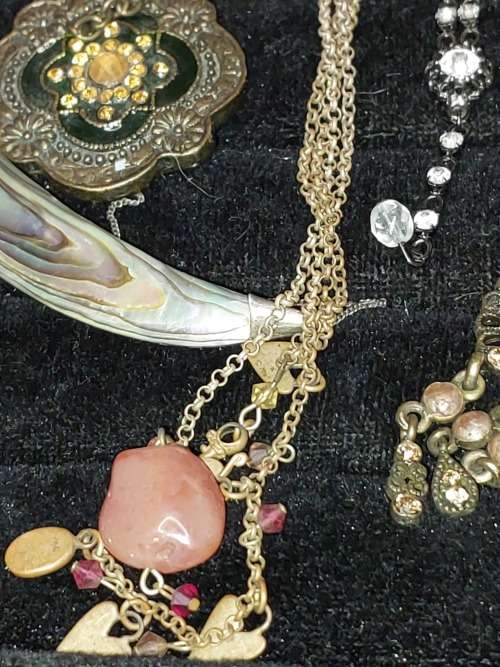 A DISCERNING LADIES QUALITY COLLECTION COSTUME NECKLACES SOLD AS IS
