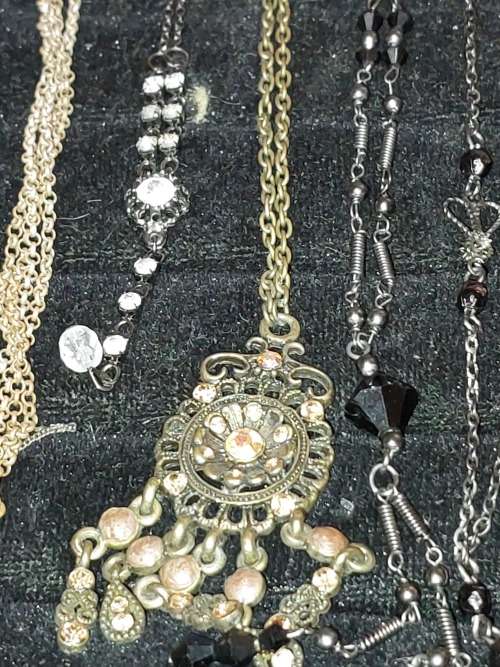 A DISCERNING LADIES QUALITY COLLECTION COSTUME NECKLACES SOLD AS IS