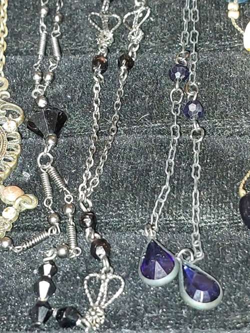 A DISCERNING LADIES QUALITY COLLECTION COSTUME NECKLACES SOLD AS IS
