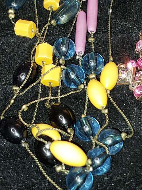 A DISCERNING LADIES QUALITY COLLECTION COSTUME NECKLACES SOLD AS IS