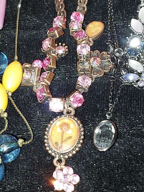 A DISCERNING LADIES QUALITY COLLECTION COSTUME NECKLACES SOLD AS IS