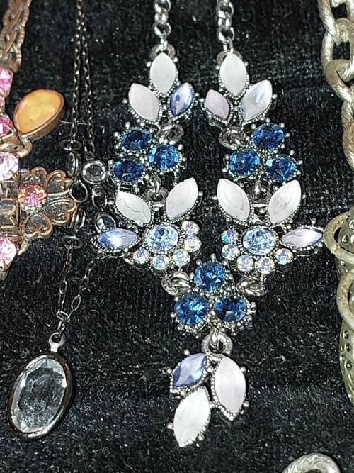 A DISCERNING LADIES QUALITY COLLECTION COSTUME NECKLACES SOLD AS IS