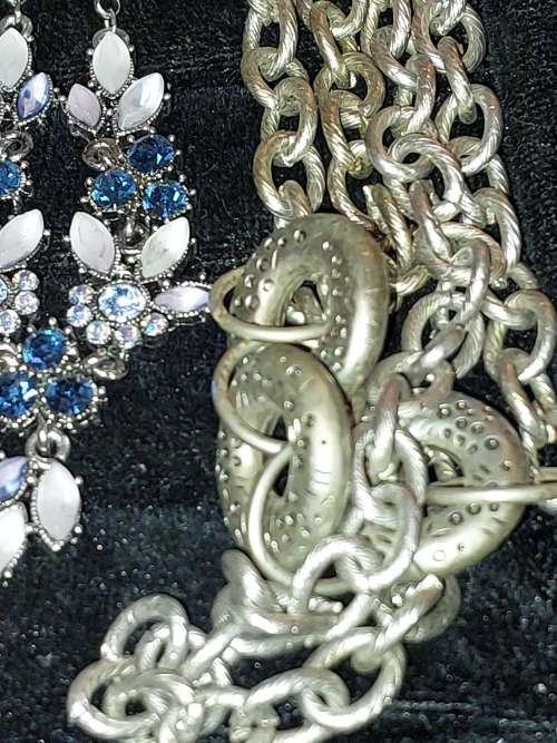 A DISCERNING LADIES QUALITY COLLECTION COSTUME NECKLACES SOLD AS IS