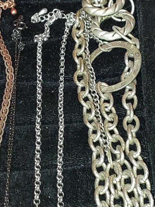 A DISCERNING LADIES QUALITY COLLECTION COSTUME NECKLACES SOLD AS IS