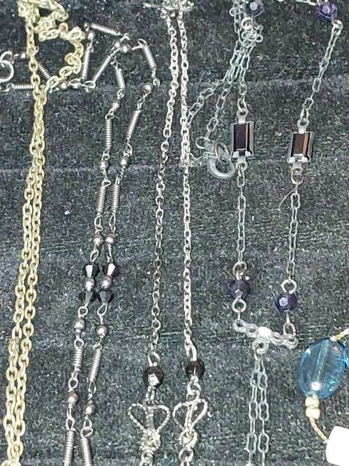 A DISCERNING LADIES QUALITY COLLECTION COSTUME NECKLACES SOLD AS IS
