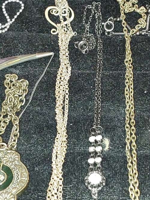 A DISCERNING LADIES QUALITY COLLECTION COSTUME NECKLACES SOLD AS IS