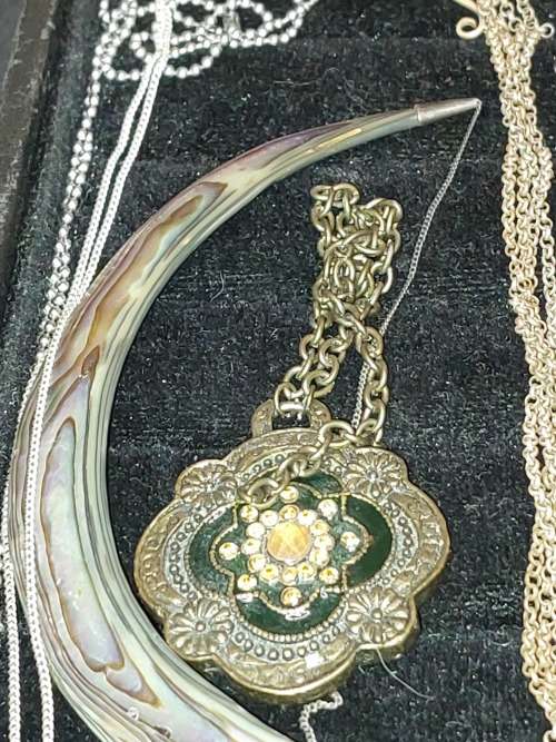 A DISCERNING LADIES QUALITY COLLECTION COSTUME NECKLACES SOLD AS IS