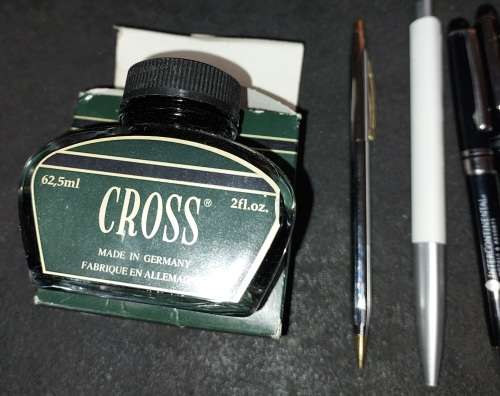 A VINTAGE COLLECTION OF EXECUTIVE PENS AND CROSS INK SOLD AS IS NOT TESTED