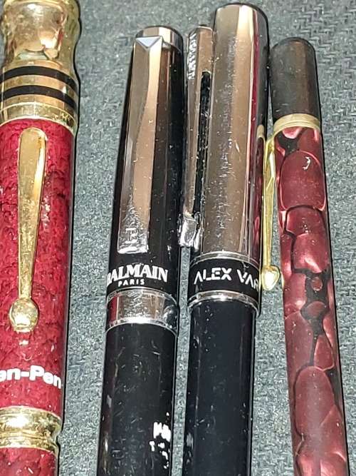 A VINTAGE COLLECTION OF EXECUTIVE PENS AND CROSS INK SOLD AS IS NOT TESTED