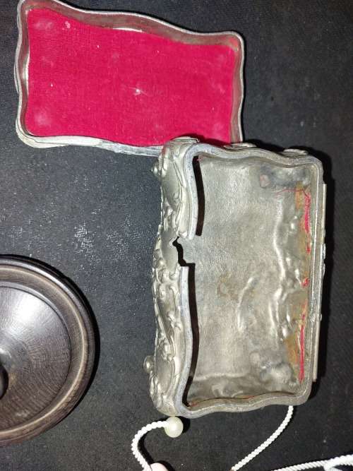 A VINTAGE AND ANTIQUE COLLECTION PILL BOXES , COMPACTS AND JEWELRY BOXES SOLD AS IS