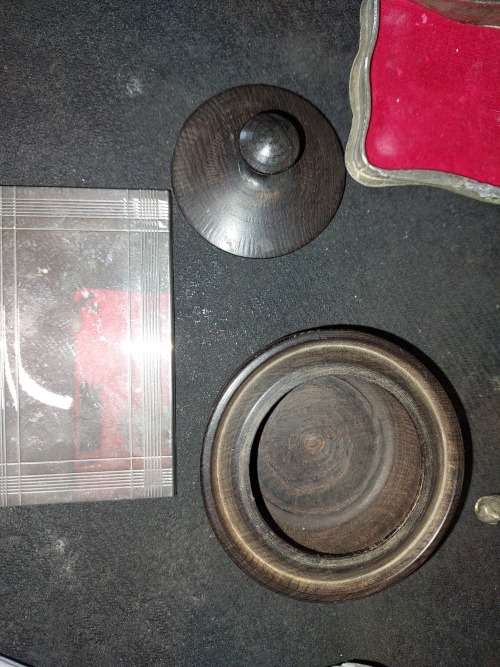 A VINTAGE AND ANTIQUE COLLECTION PILL BOXES , COMPACTS AND JEWELRY BOXES SOLD AS IS