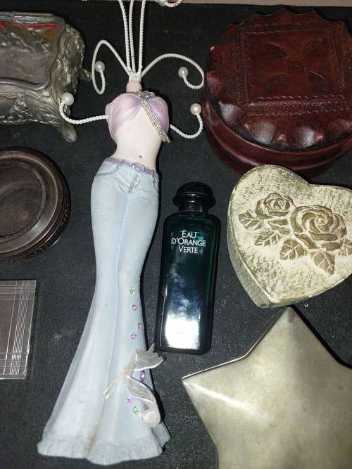 A VINTAGE AND ANTIQUE COLLECTION PILL BOXES , COMPACTS AND JEWELRY BOXES SOLD AS IS
