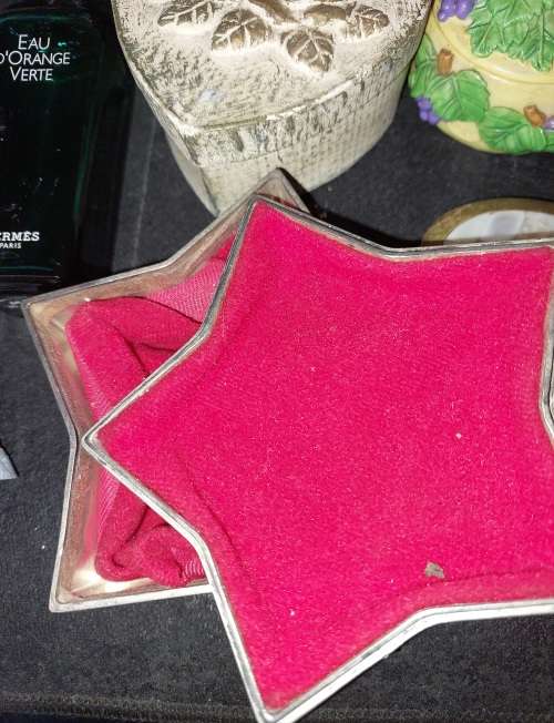 A VINTAGE AND ANTIQUE COLLECTION PILL BOXES , COMPACTS AND JEWELRY BOXES SOLD AS IS