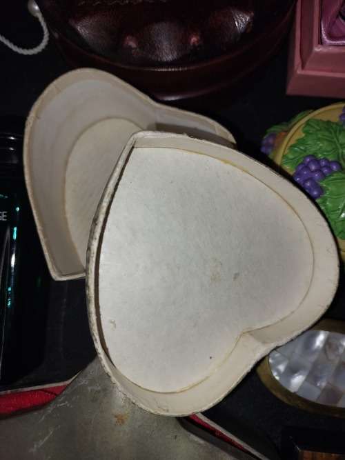 A VINTAGE AND ANTIQUE COLLECTION PILL BOXES , COMPACTS AND JEWELRY BOXES SOLD AS IS