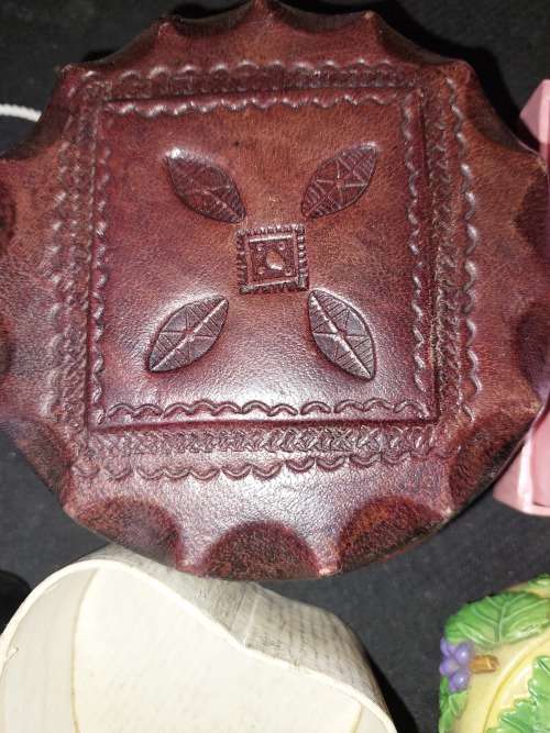 A VINTAGE AND ANTIQUE COLLECTION PILL BOXES , COMPACTS AND JEWELRY BOXES SOLD AS IS