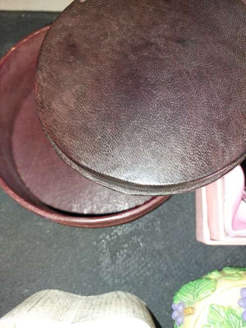 A VINTAGE AND ANTIQUE COLLECTION PILL BOXES , COMPACTS AND JEWELRY BOXES SOLD AS IS
