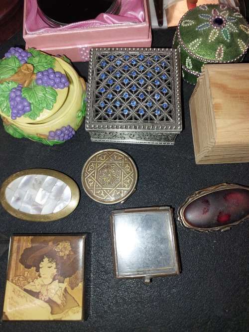 A VINTAGE AND ANTIQUE COLLECTION PILL BOXES , COMPACTS AND JEWELRY BOXES SOLD AS IS