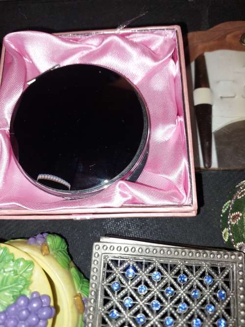 A VINTAGE AND ANTIQUE COLLECTION PILL BOXES , COMPACTS AND JEWELRY BOXES SOLD AS IS