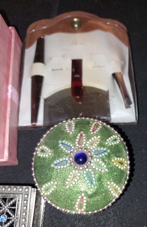 A VINTAGE AND ANTIQUE COLLECTION PILL BOXES , COMPACTS AND JEWELRY BOXES SOLD AS IS