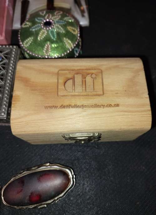 A VINTAGE AND ANTIQUE COLLECTION PILL BOXES , COMPACTS AND JEWELRY BOXES SOLD AS IS