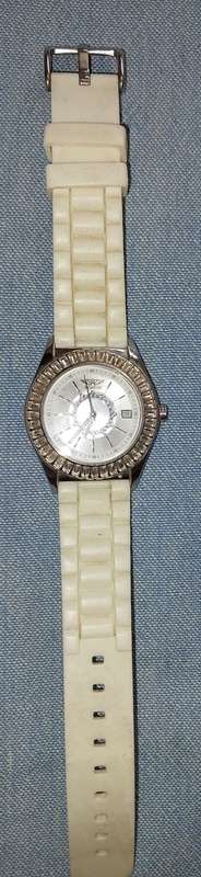 A BEAUTIFUL AVIATOR TRAVELER COLLECTION WATCH DIAMNTE A BEZEL