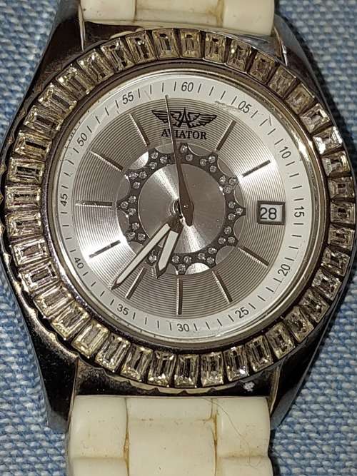 A BEAUTIFUL AVIATOR TRAVELER COLLECTION WATCH DIAMNTE A BEZEL