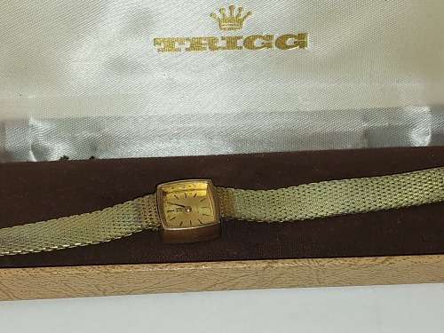 AN ANTIQUE TISSOT SAPHIR GOLD PLATED WITH THE CRYSTAL GLASS SOLD AS IS NOT TESTED