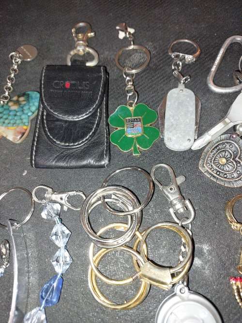 A BULK COLLECTION KEYRINGS AND CELLPHONE CHARMS SOLD AS IS