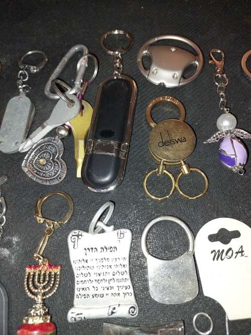 A BULK COLLECTION KEYRINGS AND CELLPHONE CHARMS SOLD AS IS