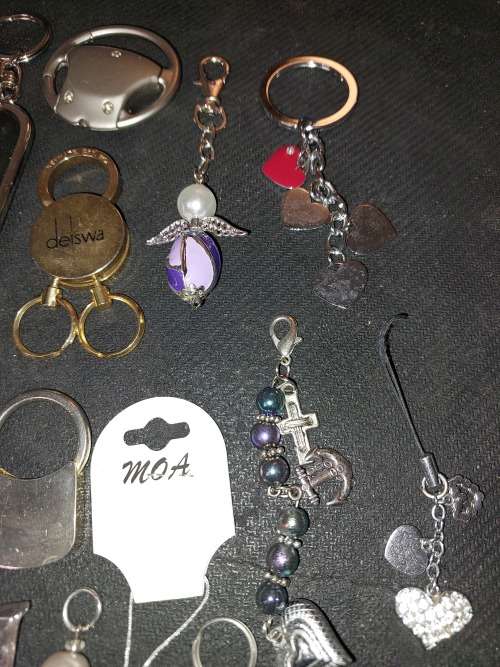 A BULK COLLECTION KEYRINGS AND CELLPHONE CHARMS SOLD AS IS