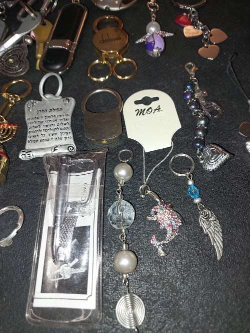 A BULK COLLECTION KEYRINGS AND CELLPHONE CHARMS SOLD AS IS