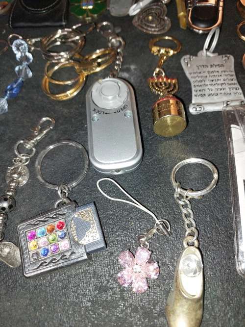 A BULK COLLECTION KEYRINGS AND CELLPHONE CHARMS SOLD AS IS