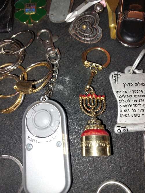 A BULK COLLECTION KEYRINGS AND CELLPHONE CHARMS SOLD AS IS