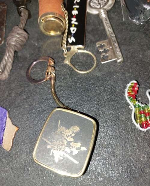 A BULK COLLECTION KEYRINGS AND CELLPHONE CHARMS SOLD AS IS