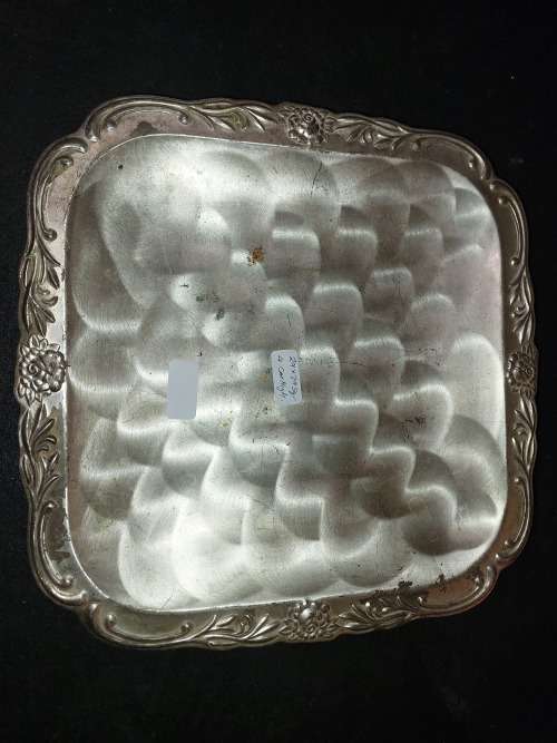 A VINTAGE SILVER PLATED SQUARE SERVING TRAY SOLD AS IS